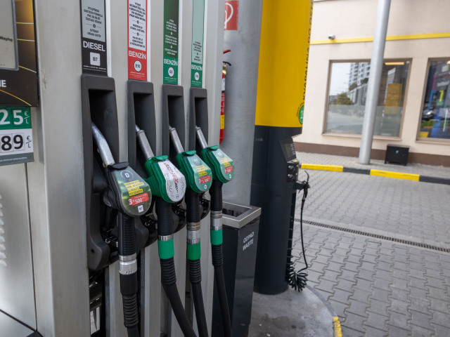 benzín, nafta, pohonné látky, benzínová pumpa, tankovanie, čerpačka, pumpa