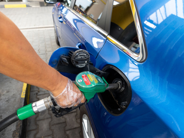 benzín, nafta, pohonné látky, benzínová pumpa, tankovanie, čerpačka, pumpa