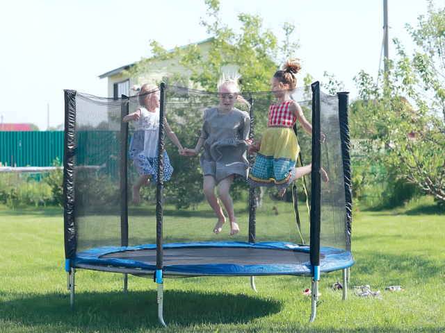 deti v záhrade, trampolína