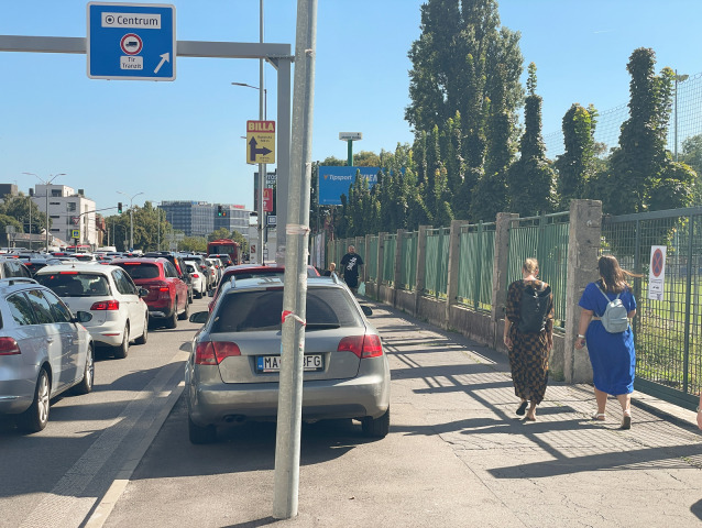parkovanie na chodniku, chodnik
