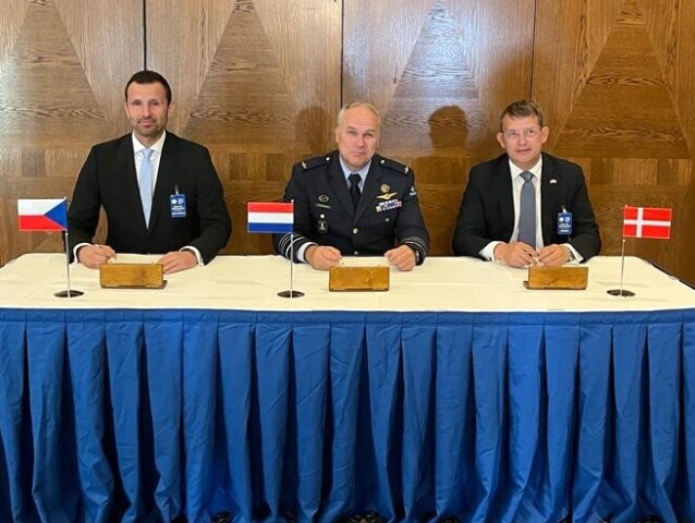 české ministerstvo obrany, Daniel Blažkovec, Ramstein, Nemecko, dodávky zbraní