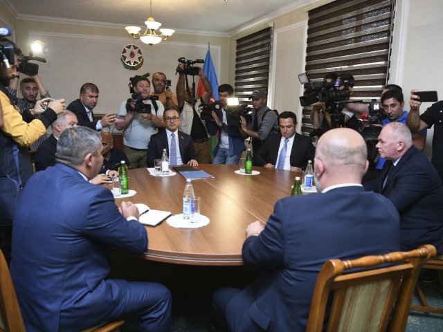 Rokovanie zástupcov arménskych obyvateľov Náhorného Karabachu, azerbajdžanskej vlády a Ruska o budúcnosti regiónu a etnických Arménov v azerbajdžanskom meste Jevlach 21. septembra 2023