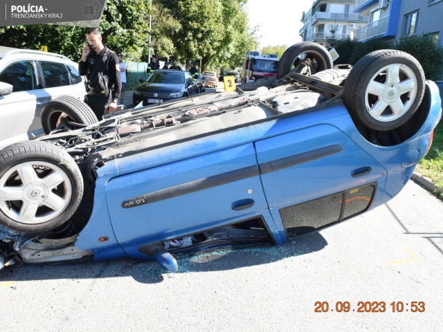 nehoda, auto na streche