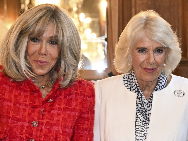 Brigitte Macron (vľavo) v kreácii Chanel Haute Couture a kráľovná Camilla