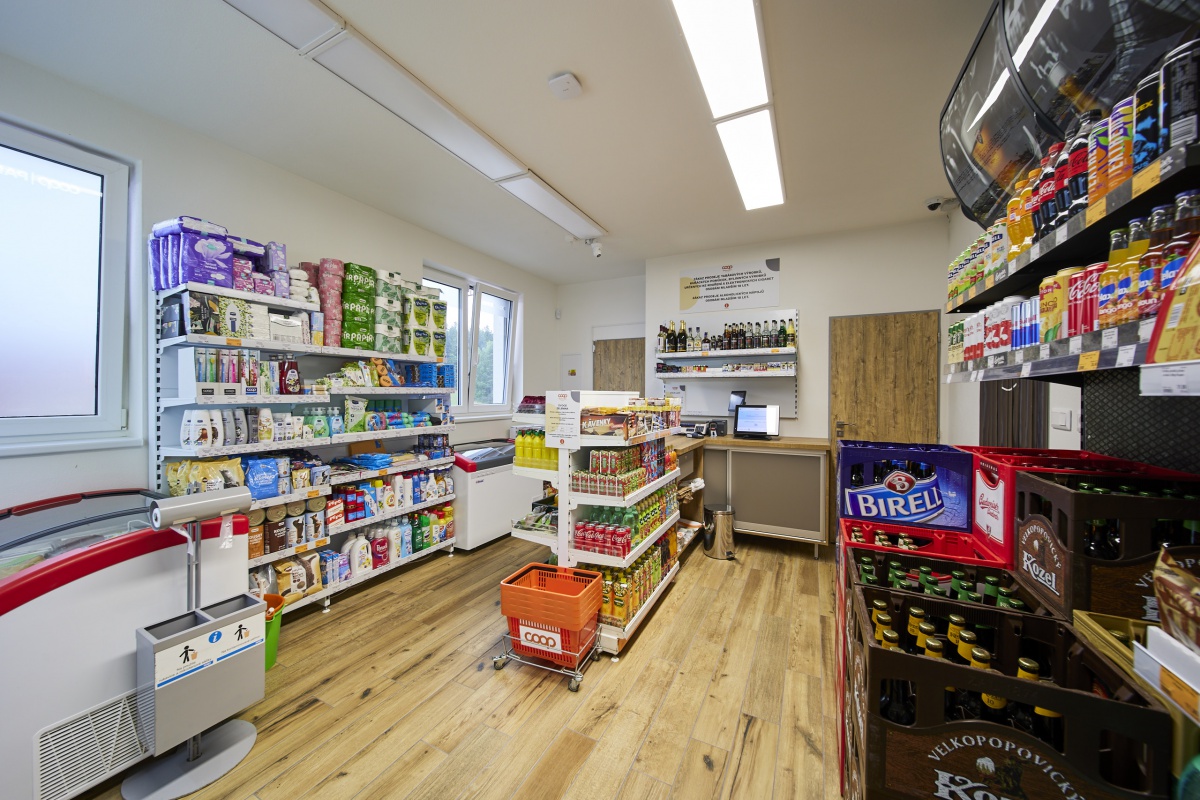V malej obci Čížkrajice na juhu Česka otvoril miestny úrad v spolupráci s COOP automatický mikroobchod. Na ploche len 23 metrov štvorcových si môžu zákazníci nakúpiť všetky základné potraviny kedykoľvek.
