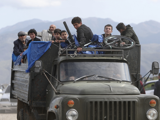 Utečenci z Náhorného Karabachu sa na nákladnom aute vezú do Arménska.