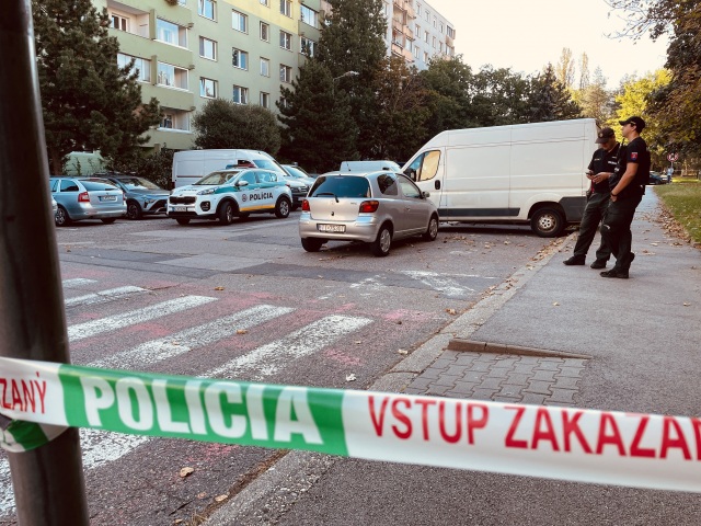 Dúbravka / Fedáková ulica / Polícia / Policajná páska / Kriminalisti /