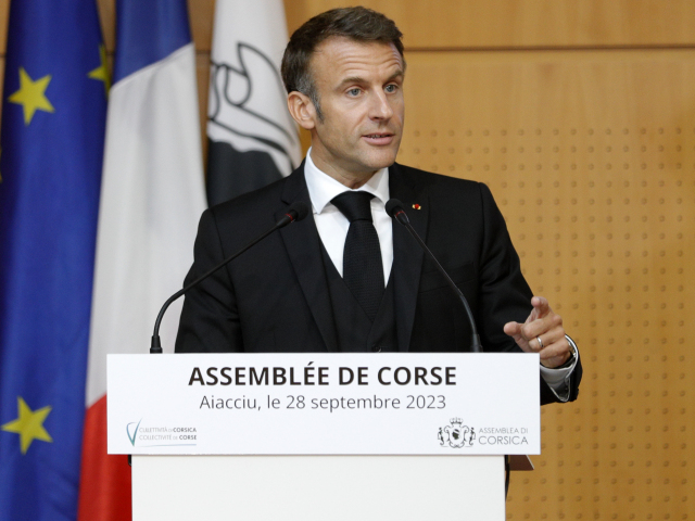 macron, korzika