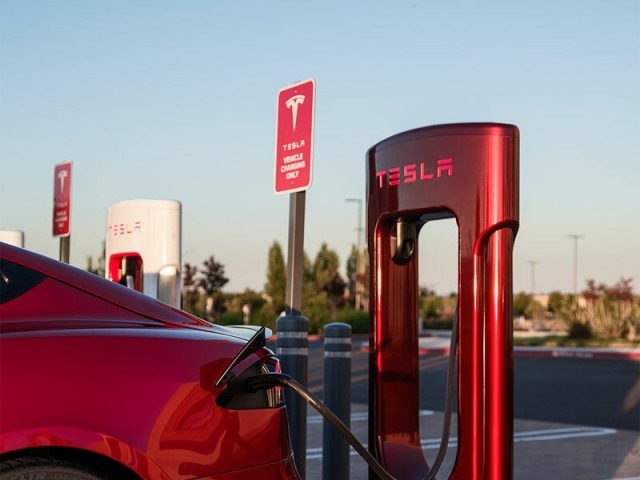 Tesla - jubilejný Supercharger