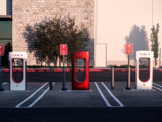 Tesla - jubilejný Supercharger