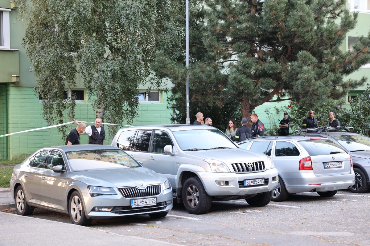 Dúbravka / Fedáková ulica / Polícia / Policajná páska / Kriminalisti / streľba