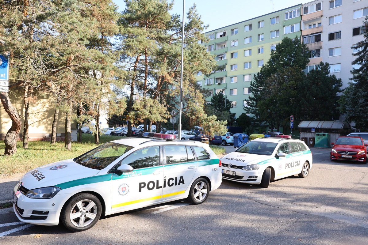 Dúbravka / Fedáková ulica / Polícia / Policajná páska / Kriminalisti /