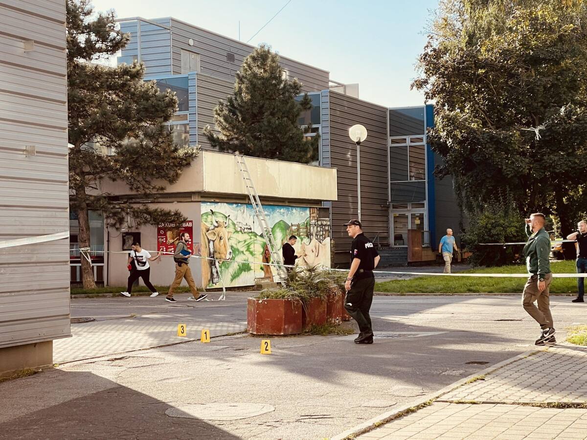 Dúbravka / Fedáková ulica / Polícia / Policajná páska / streľba