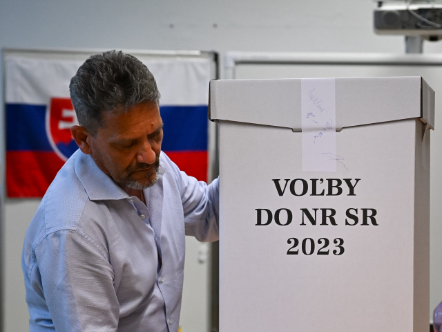 Voľby 2023 / Volebná miestnosť / Schránka s hlasmi /