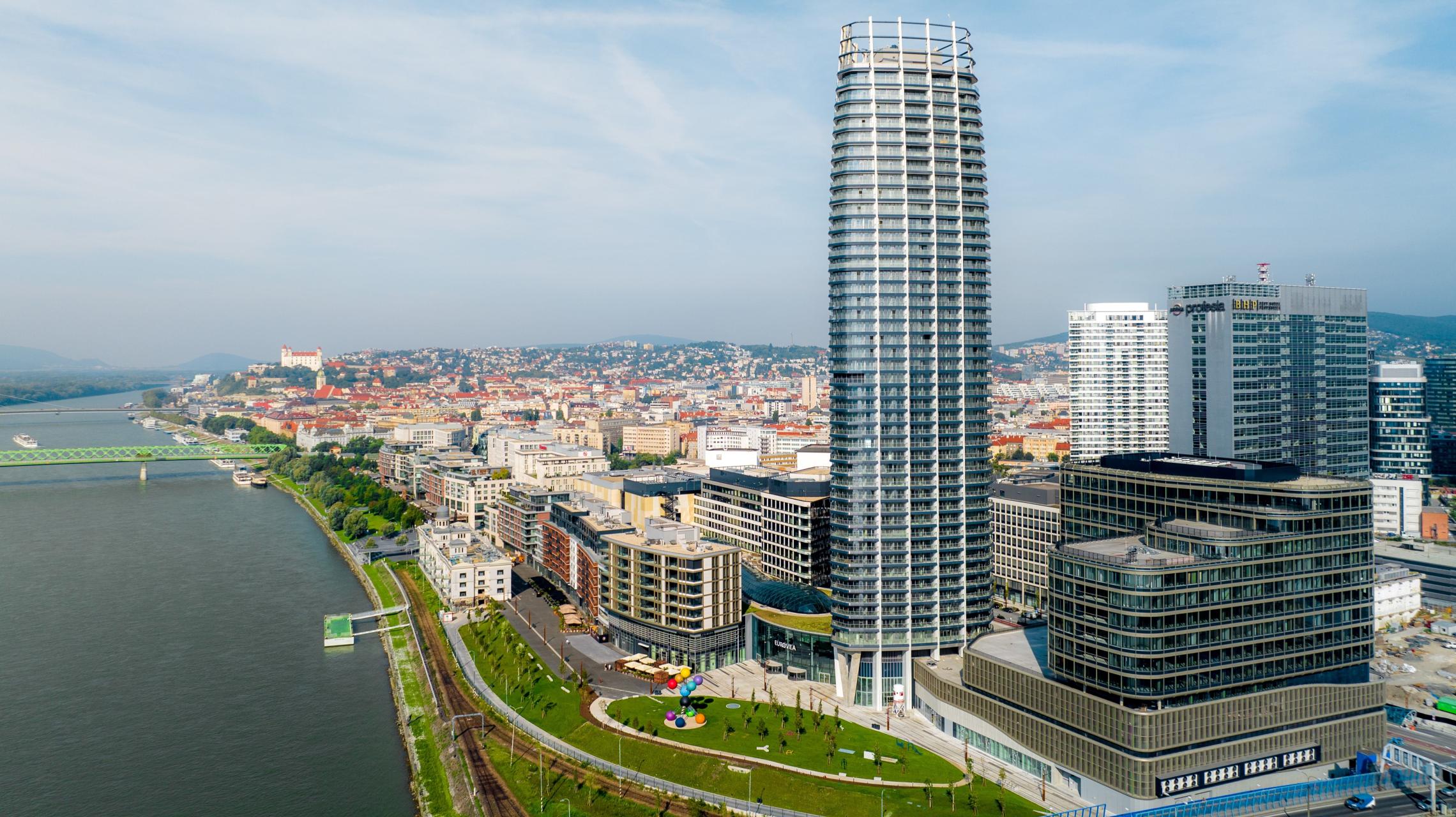 Eurovea Tower je s výškou 168 metrov prvým mrakodrapom na Slovensku.