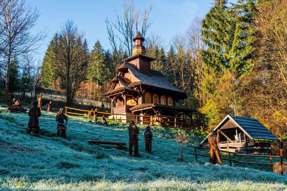 Velke Karlovice  Kaple sv. Huberta a drevnene sochy Resort Kycerka
