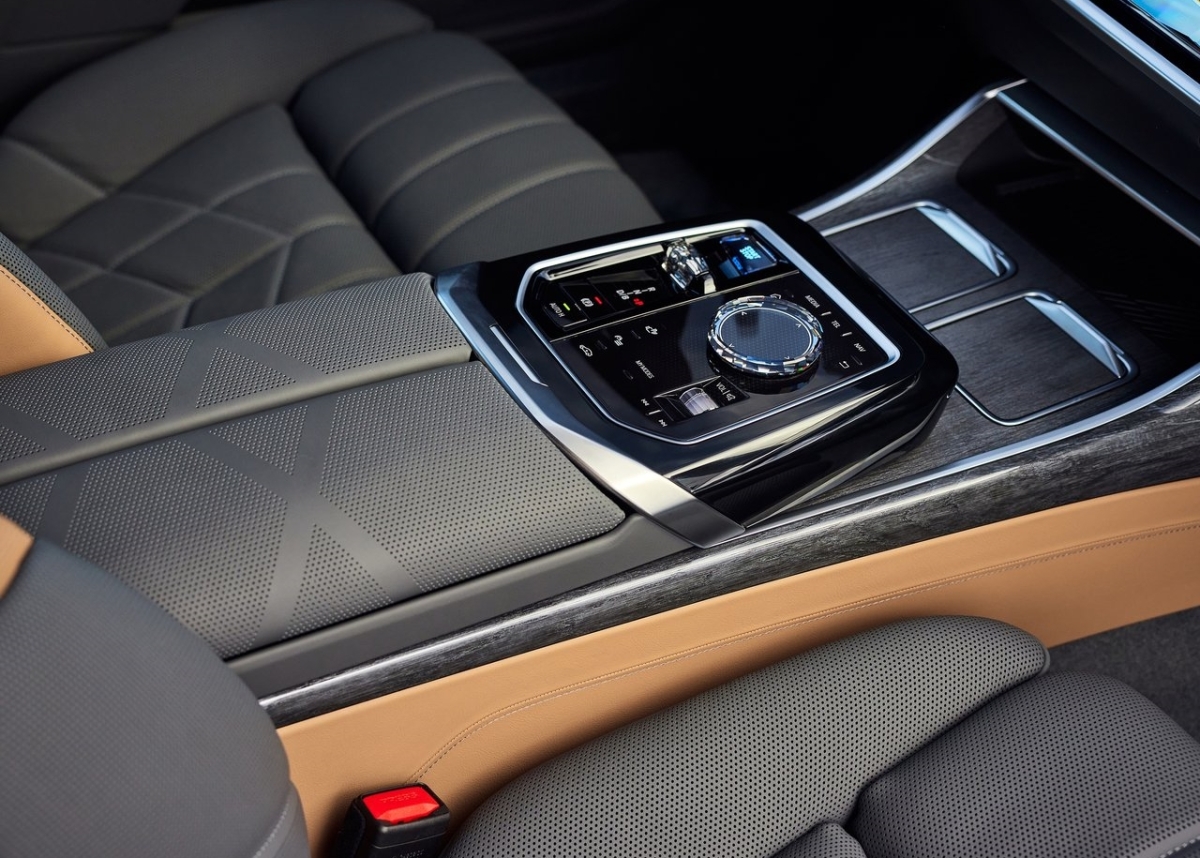 BMW i7 M70 x Drive 13