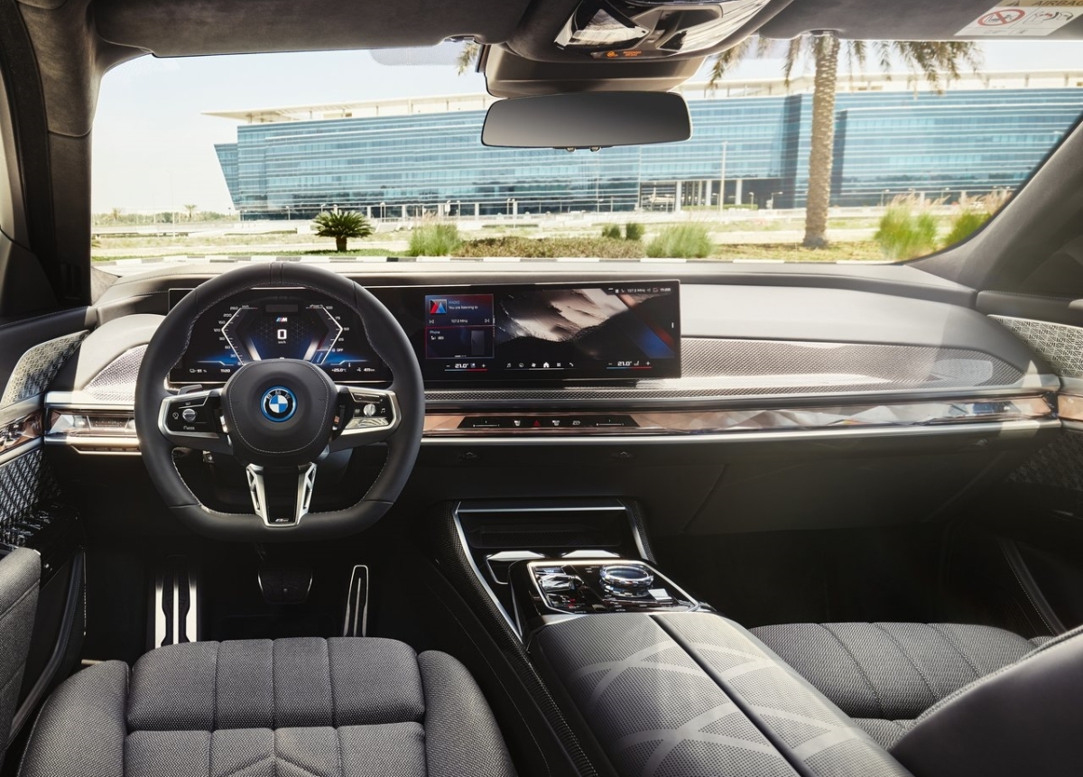 BMW i7 M70 x Drive 14
