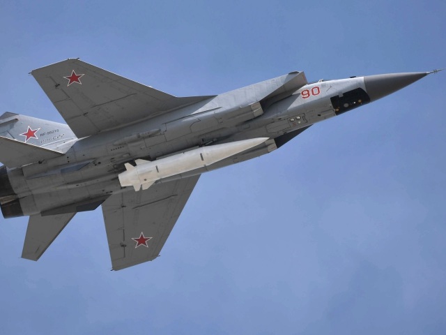 rusky MiG-31 so strelou Kinzal