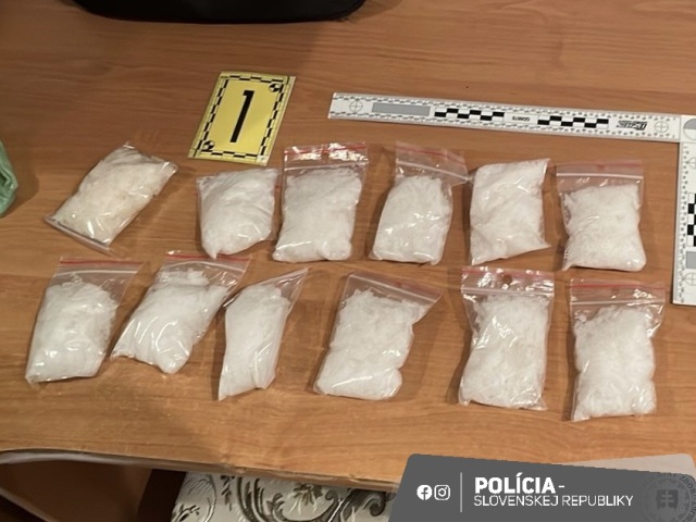 Drogy pervitín naka polícia