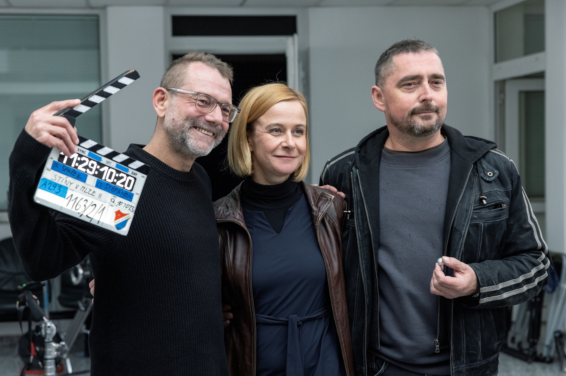 Režisér Radim Špaček a herci Petra Špalková a Jiří Vyorálek na nakrúcaní pokračovania seriálu Stíny v mlze.