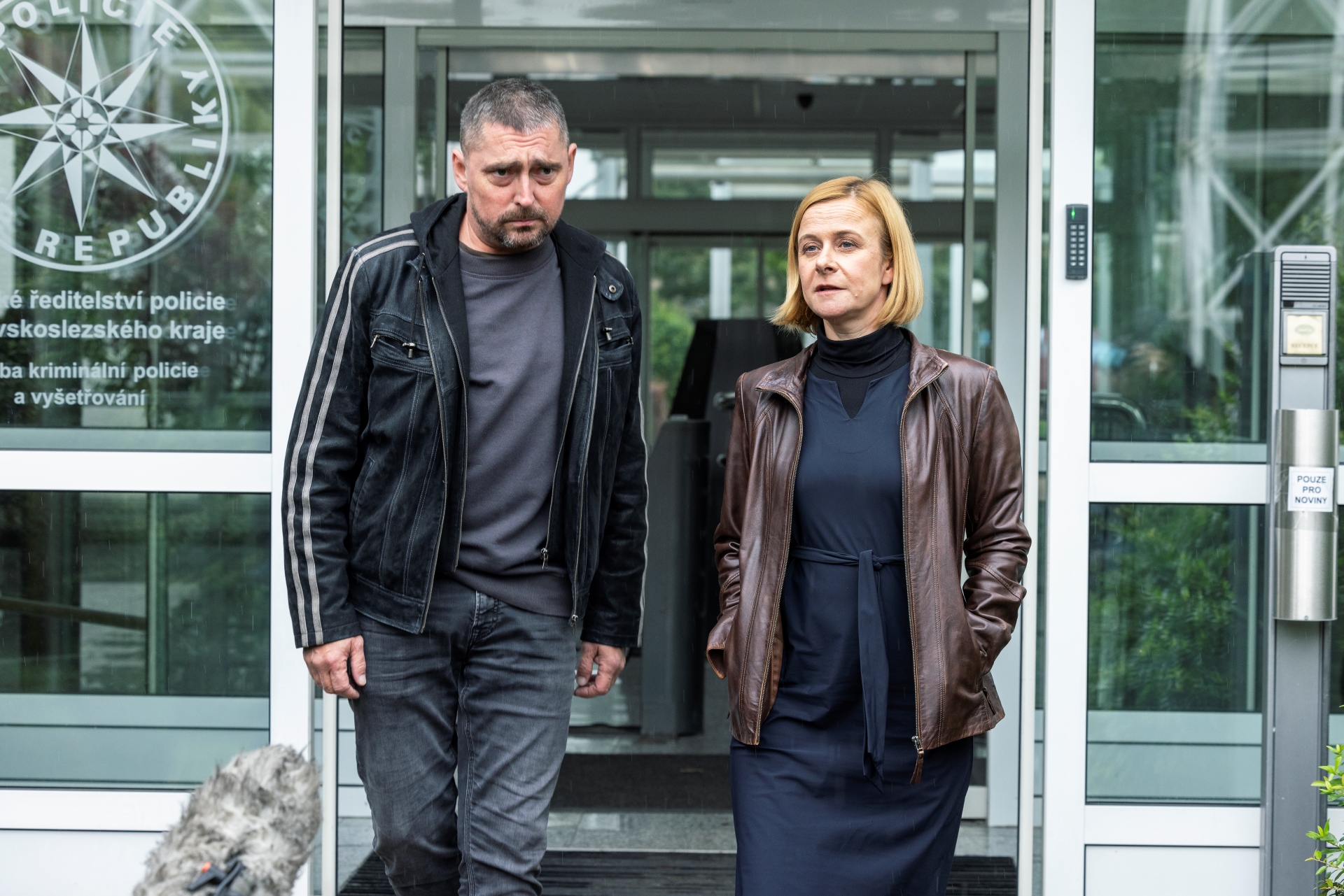 Jiří Vyorálek a Petra Špalková ako vyšetrovatelia v seriáli Stíny v mlze.