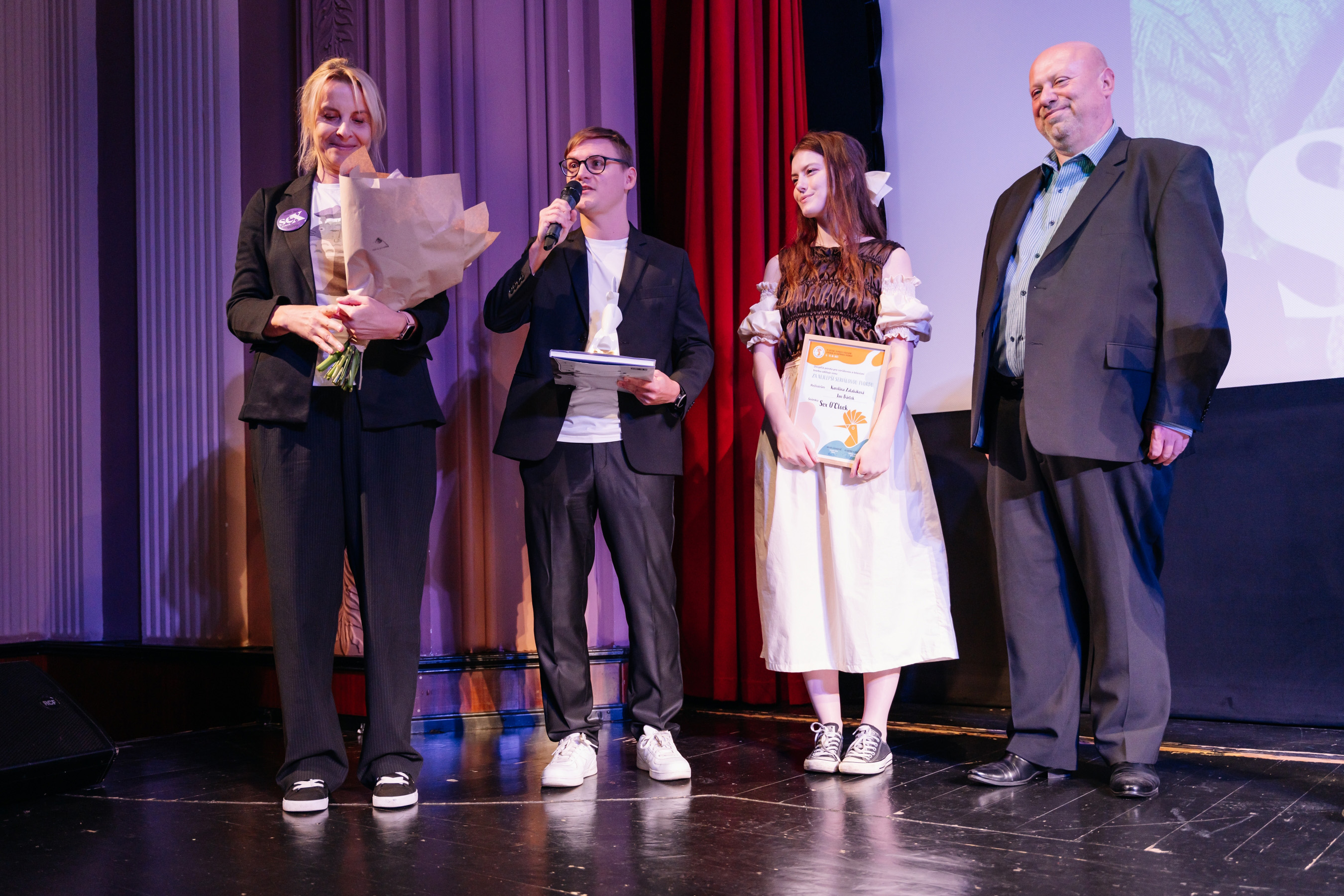 Cena pre seriál Sex O’Clock si na festivale v Ostrove prevzali kreatívna producentka Voyo Marta Fenclová, herečka Sára Korbelová a režisér Jan Bártek.