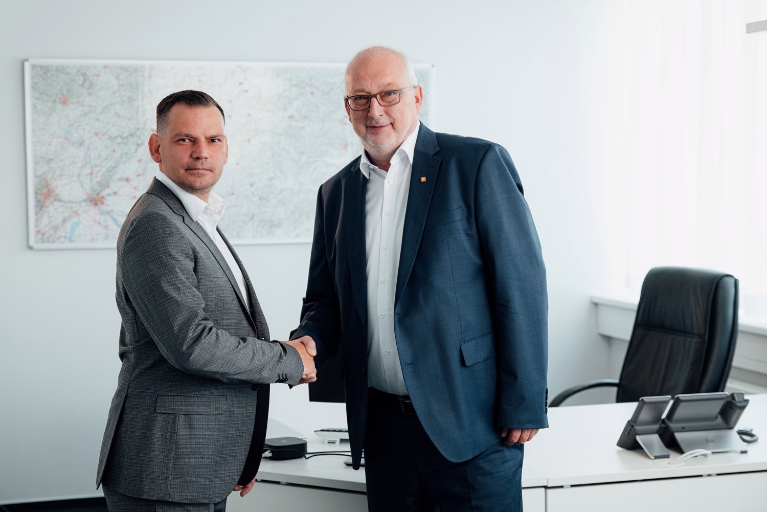 Sven Reinhard (vľavo) na poste generálneho riaditeľa vystriedal Paula Paulsa.