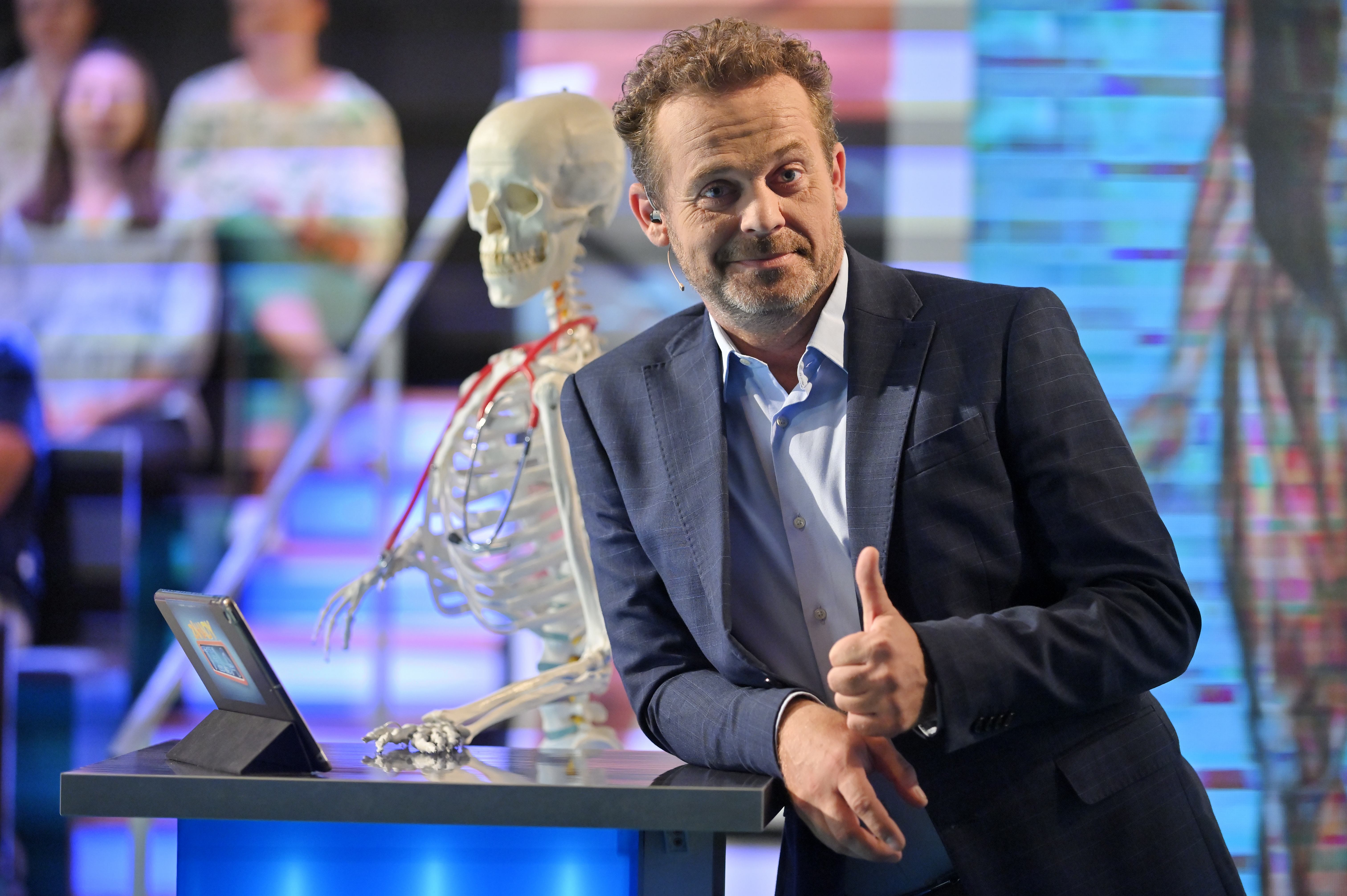 Moderátorom Zábavnej šou Záhady tela je herec Marián Miezga.