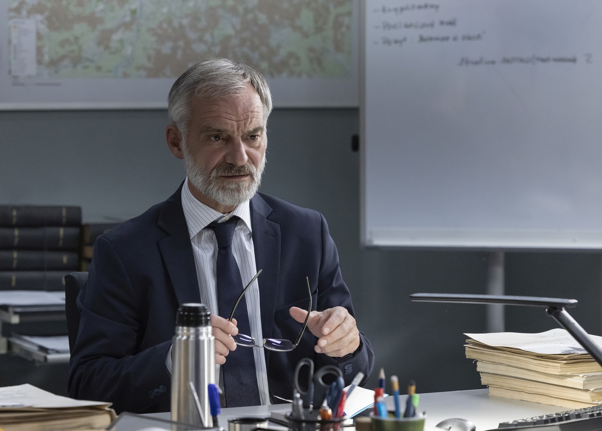 Ivan Trojan ako docent Stehlík v druhej sérii krimi seriálu Docent.
