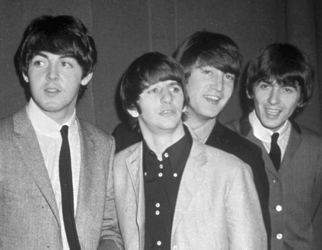 Členovia skupiny The Beatles Paul McCartney, Ringo Starr, John Lennon a George Harrison na archívnom zábere v roku 1963.