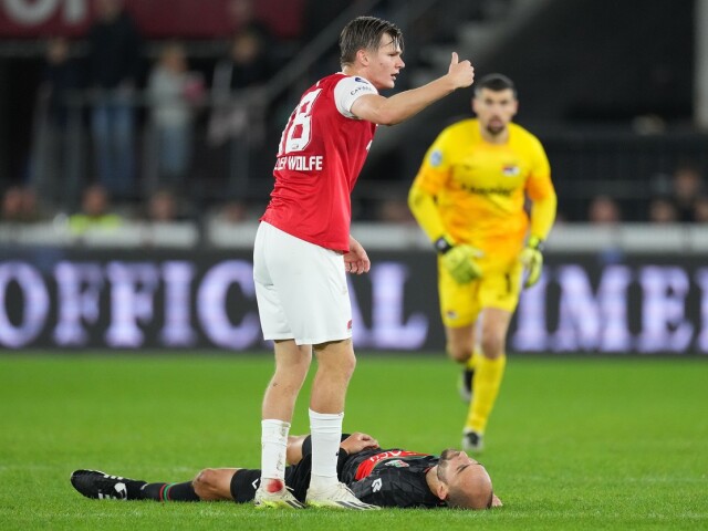 Bas Dost skolaboval počas zápasu.