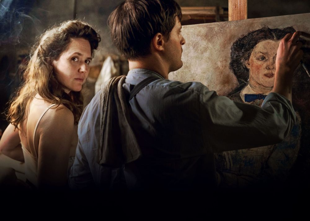 Skladateľka Alme Mahler (Emily Cox) stretáva mladého talentovaného maliara Oskara Kokoschku (Valentin Postlmayr).