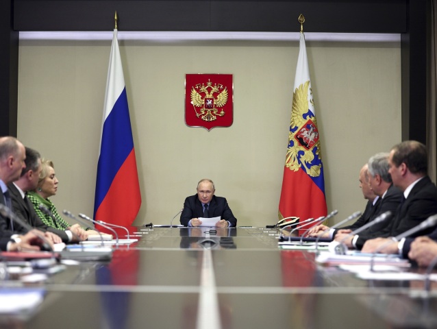 Ruský prezident Vladimir Putin, v strede, vedie stretnutie s najvyššími predstaviteľmi bezpečnosti a orgánov činných v trestnom konaní v Moskve, 30. októbra 2023.