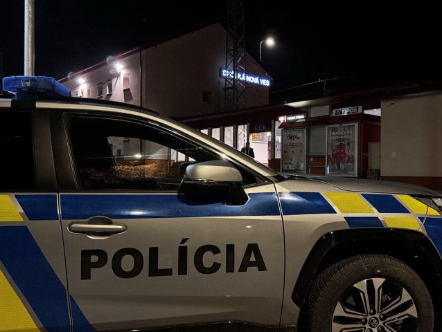 Polícia zasahovala po útoku na mladú ženu vo vlaku
