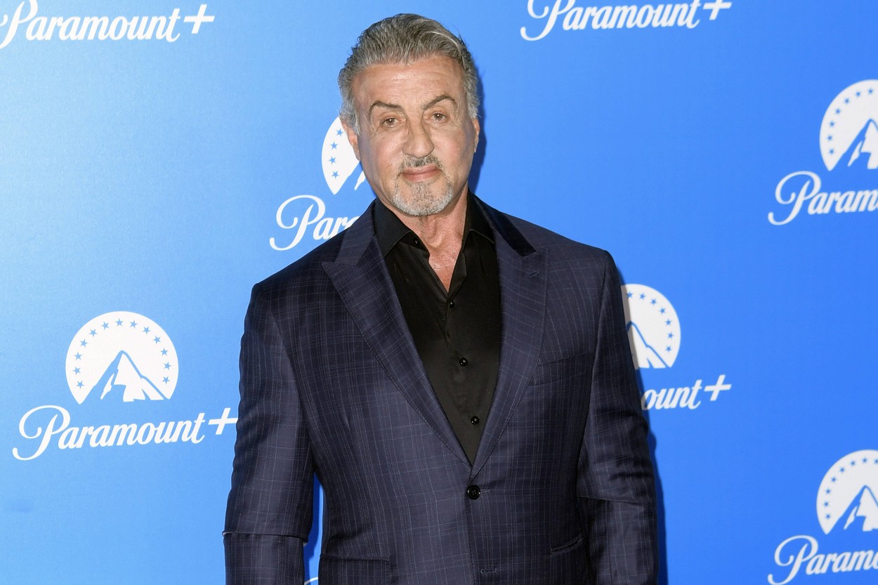 Sylvester Stallone je americká filmová ikona. Rodák z New Yorku je známy predovšetkým z akčných filmov Rocky či Rambo.