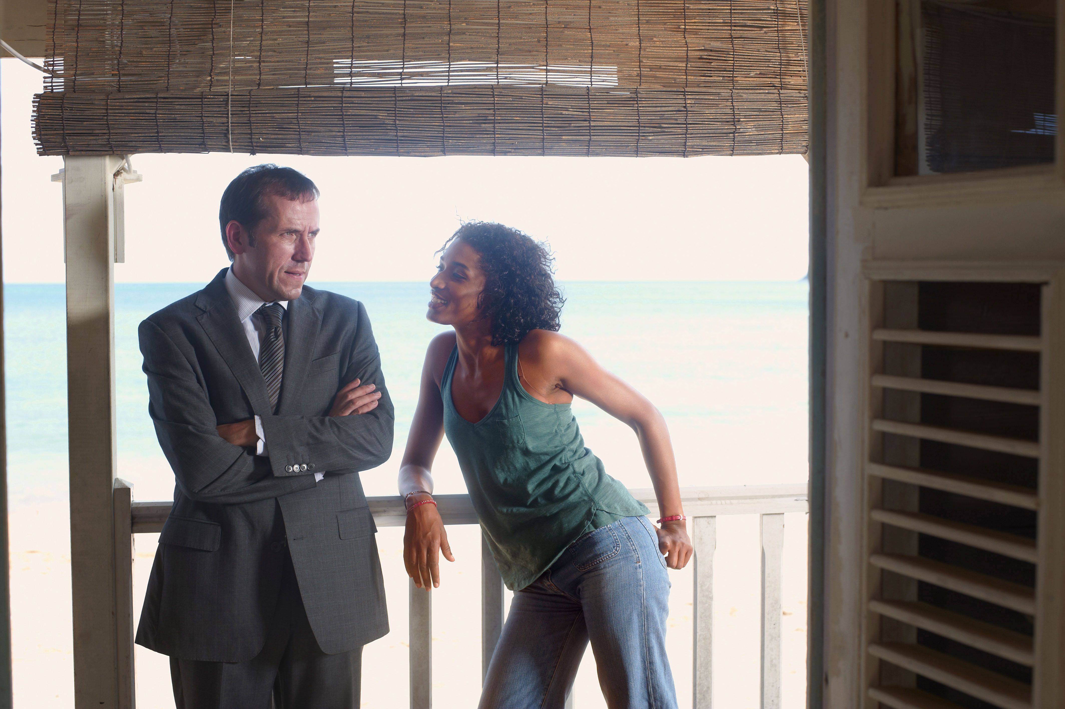 Sara Martins ako Camille a Ben Miller ako inšpektor Richard Poole v seriáli Vraždy v raji.
