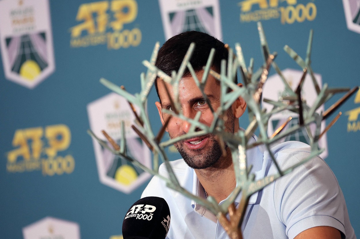Novak Djokovič s trofejou z Masters v Paríži.