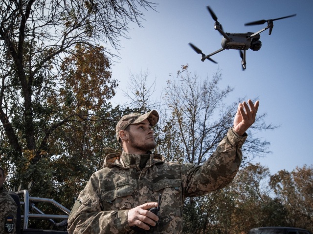 ukrajinsky operator dronu v akcii