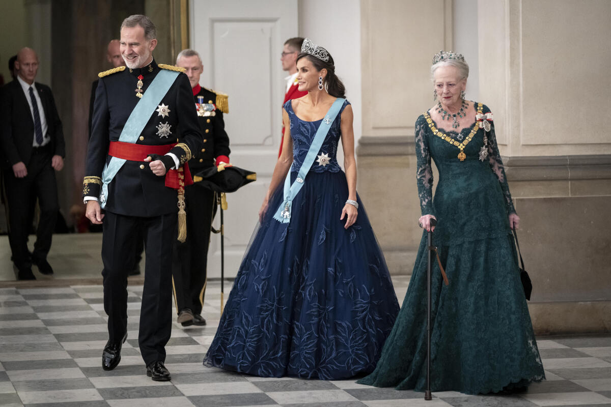 Španielsky kráľ Felipe a jeho manželka, španielska kráľovná Letizia a dánska kráľovná Margrethe (vpravo) 