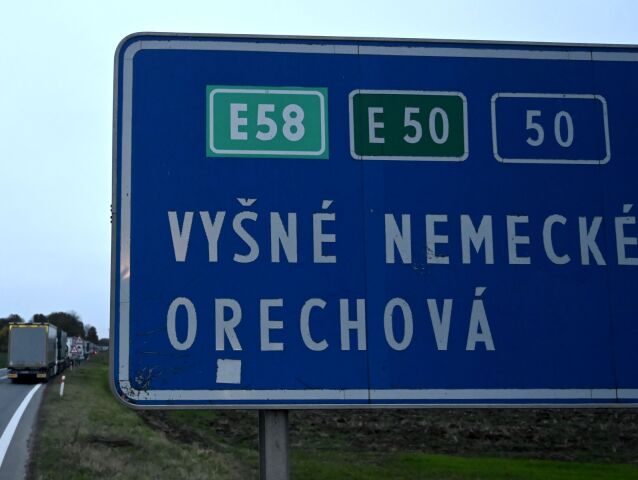 Kolóna / Kamióny / Polícia /