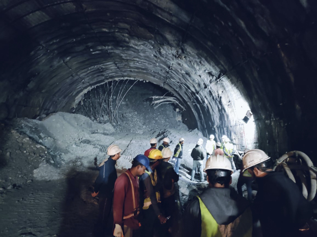 India tunel robotníci uviaznutí záchranári kontakt
