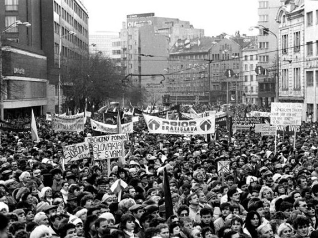 november 1989, Námestie SNP