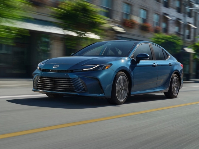 Toyota Camry Hybrid 2025 1