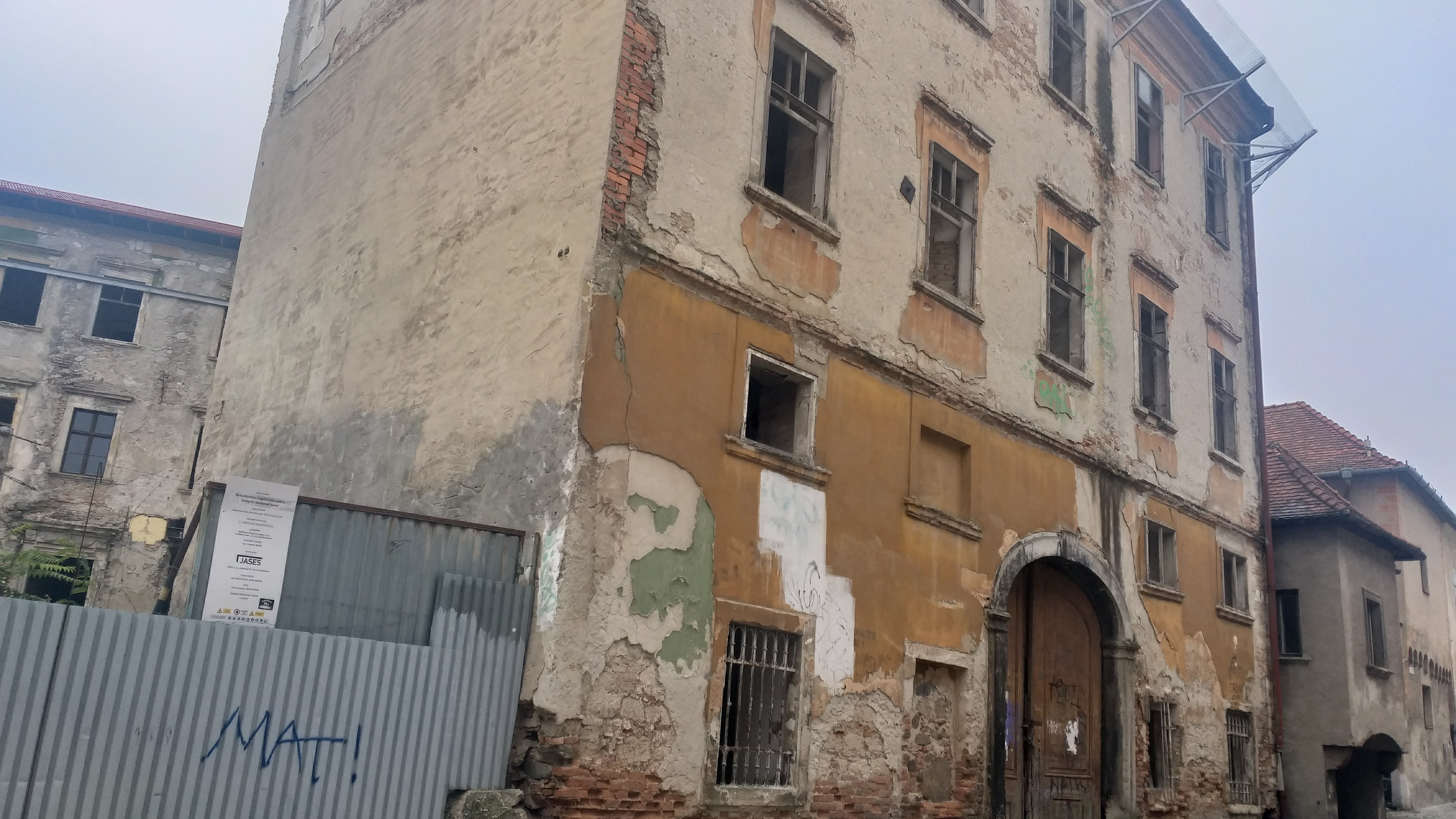 V súčasnosti je z Esterházyho paláca chátrajúca ruina.