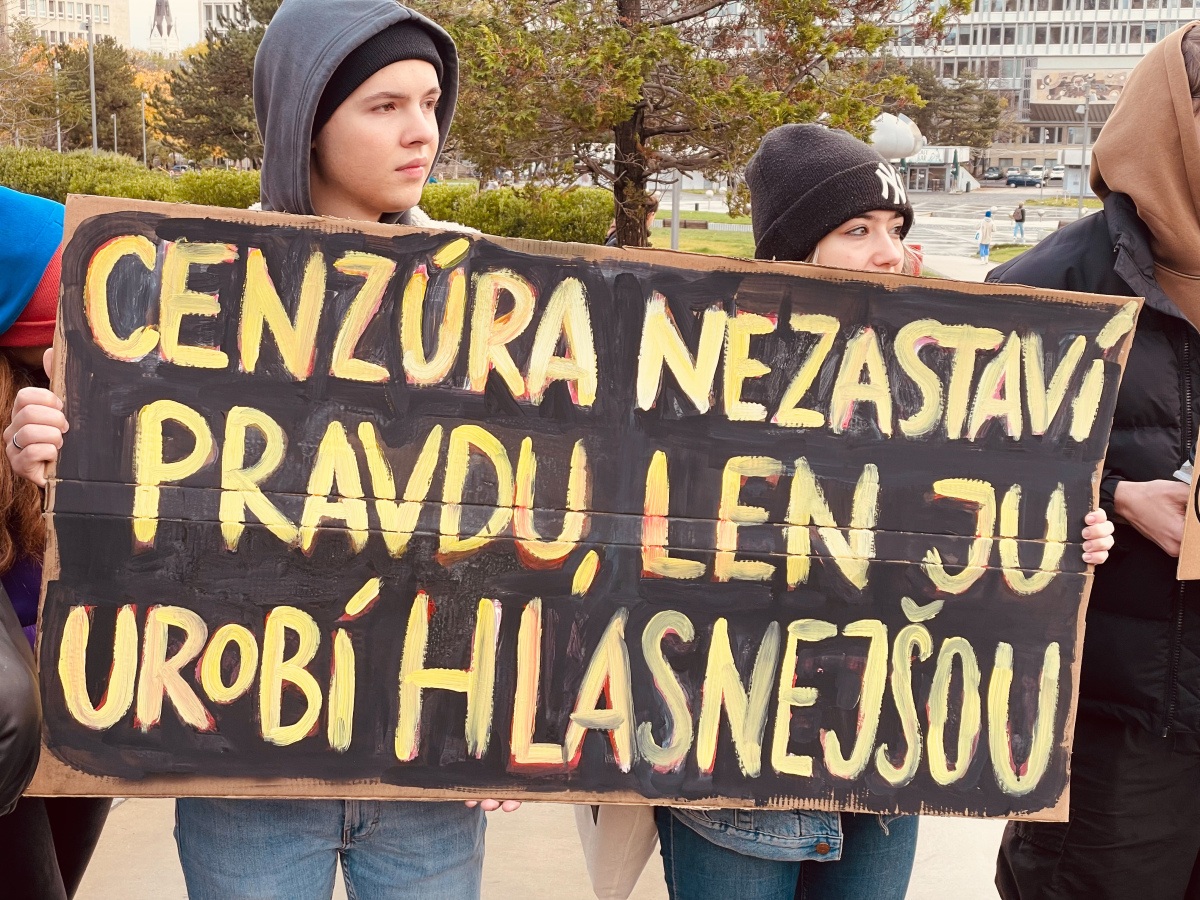 úrad vlády, protest, študenti, novinári