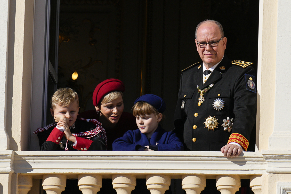Knieža Albert II a jeho manželka, princezná Charlene (v pozadí) s deťmi