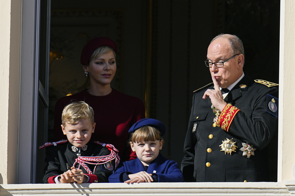 Knieža Albert II a jeho manželka, princezná Charlene (v pozadí)