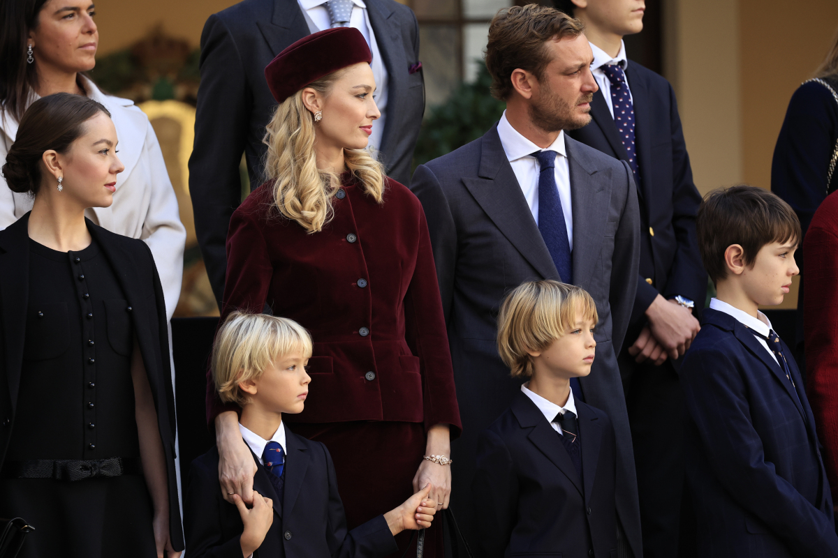 Pierre Casiraghi (v strede vpravo) a jeho manželka Beatrice Borromeo