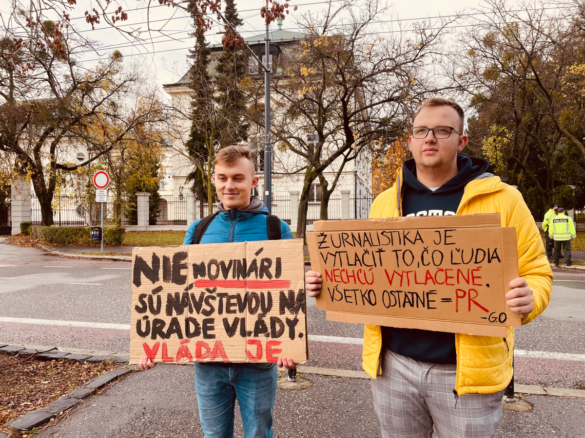 protest, študenti, úrad vlády, novinári